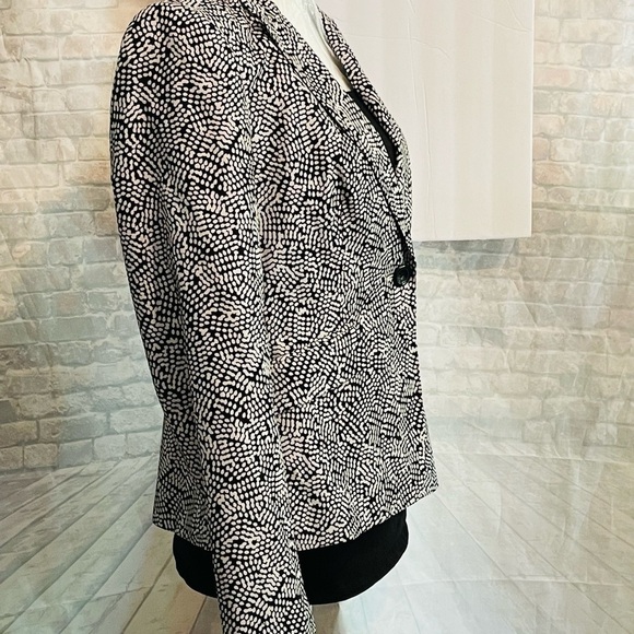 Emily Sz 10 Blazer, blue white graphic, 1 button, High hip, slit back w/flare. - Picture 7 of 7